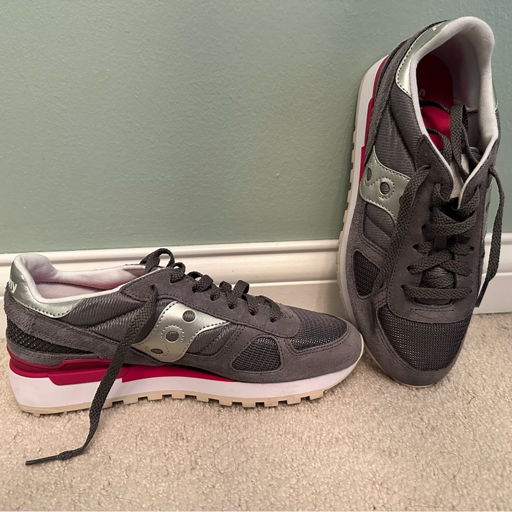Women’s Saucony shadow lifestyle shoes. Size 8.5 brand new